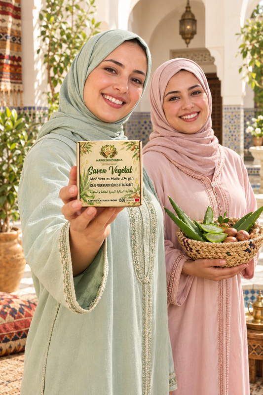 Femmes marocaines présentant le savon dans une cour de riad