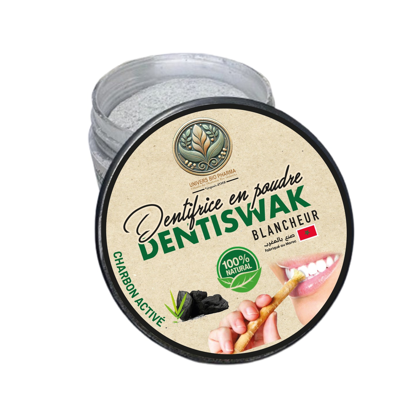 Bâtons de siwak naturels (Salvadora persica) disposés sur une surface en bois, utilisés traditionnellement pour l'hygiène bucco-dentaire.
