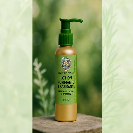 Flacon pompe de 100 ml en or mat avec étiquette verte, marqué "Lotion Purifiante & Apaisante – Marrubium Vulgare & Romarin", placé sur fond végétal élégant.