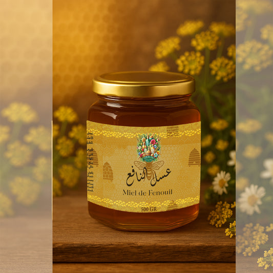 Miel artisanal marocain dans un pot en verre de 500g sur fond blanc