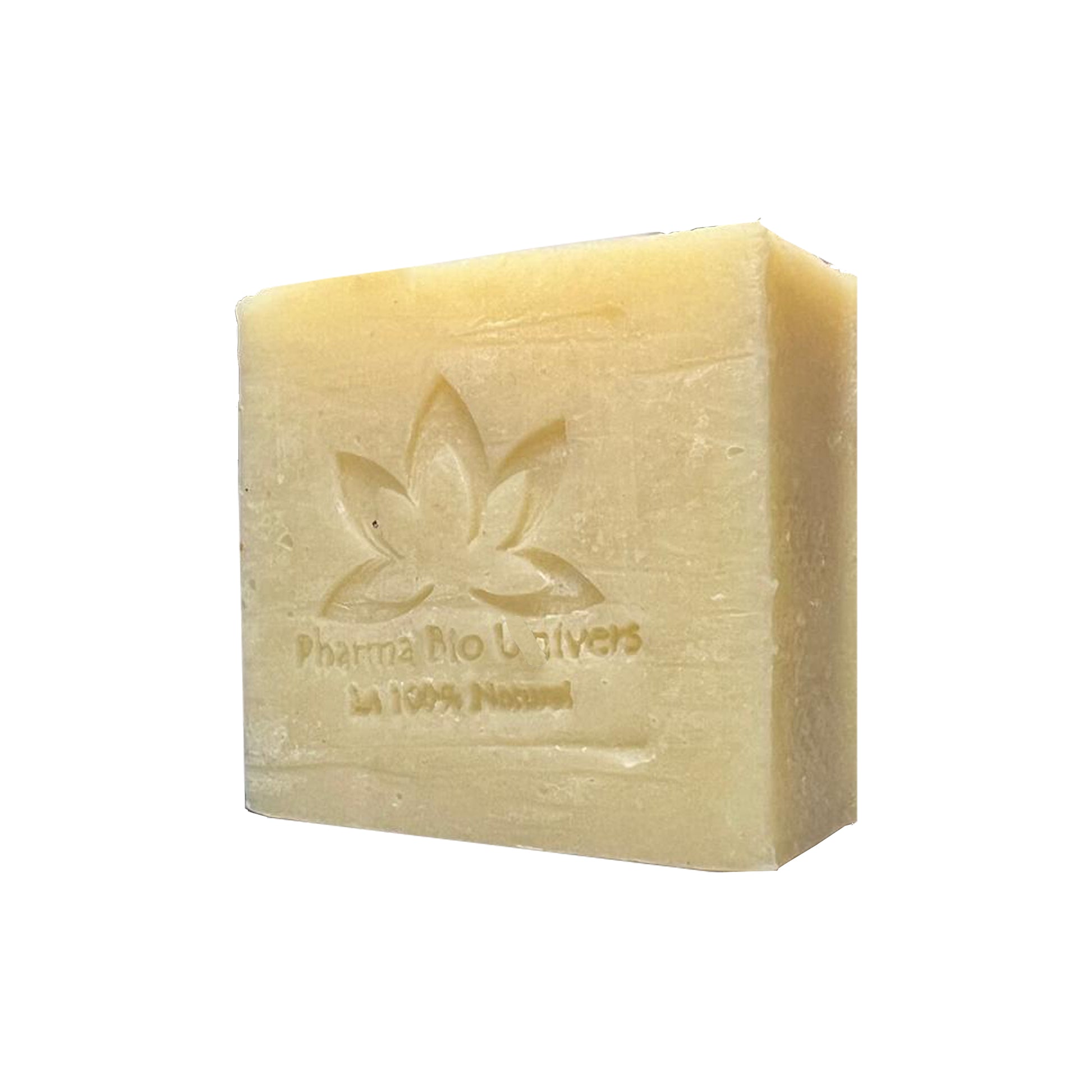 Savon naturel Figue & Huile d’Olive, entouré de figues séchées et d’une branche d’olivier. Une formule douce et nourrissante pour une peau éclatante et apaisée.
