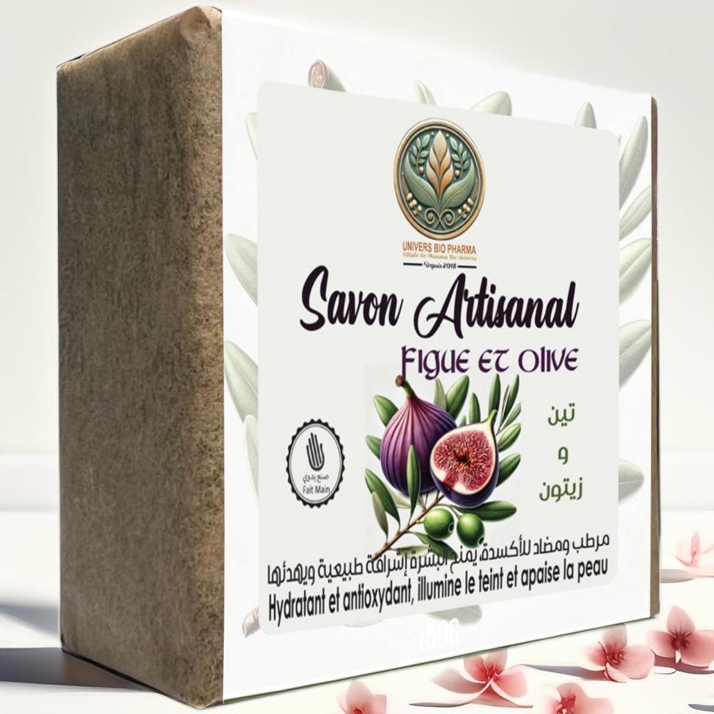 Savon artisanal Figue & Huile d’Olive posé sur un tissu naturel, accompagné de figues séchées et d’une branche d’olivier. Un soin nourrissant et antioxydant pour une peau éclatante.