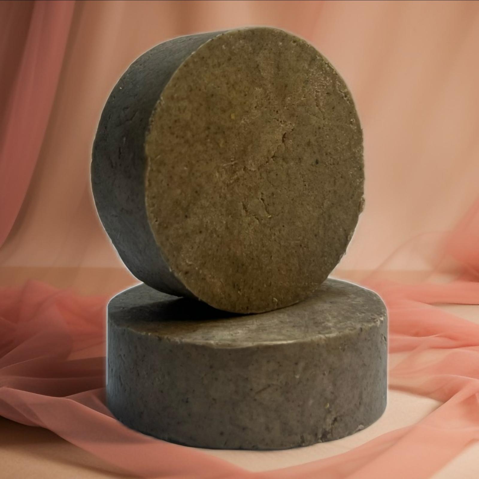 Découvrez le Shampoing Solide au Shikakai et Musc Blanc : un soin naturel qui purifie le cuir chevelu, régule le sébum et laisse une senteur douce et élégante sur vos cheveux.