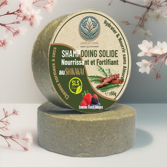 Shampoing solide naturel à base de Shikakai et Ghassoul aux 9 plantes, fabriqué artisanalement avec une senteur fruits rouges