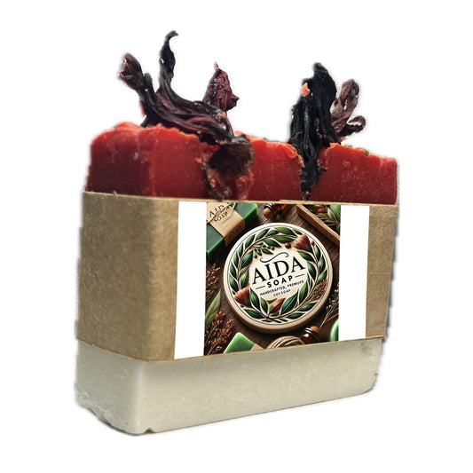 Savon artisanal bicolore, étage blanc et étage rouge carcadet, fabriqué à la main avec des ingrédients naturels, idéal pour un soin du visage et du corps.