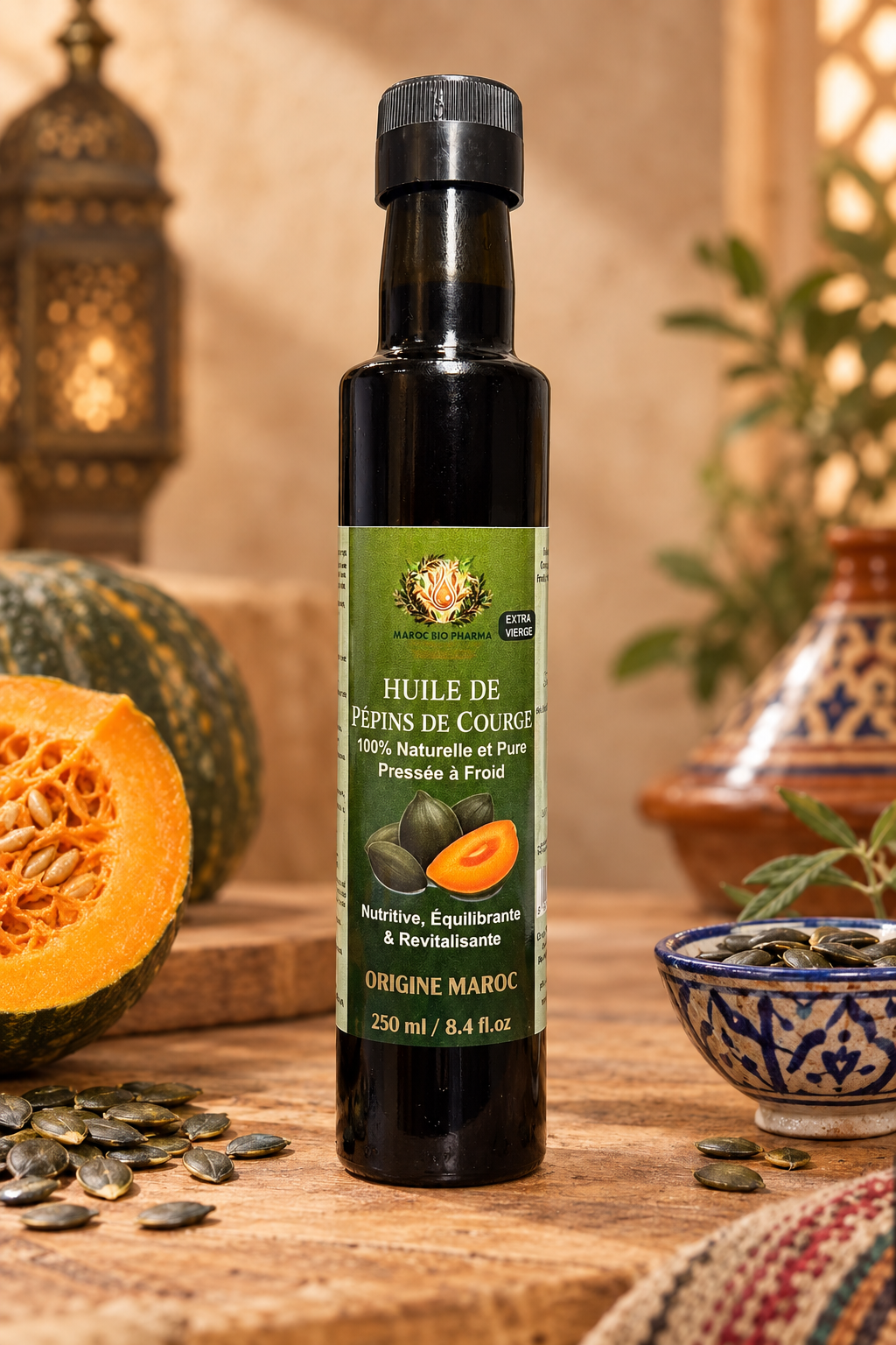 Flacon d’huile de pépins de courge dans une ambiance artisanale marocaine