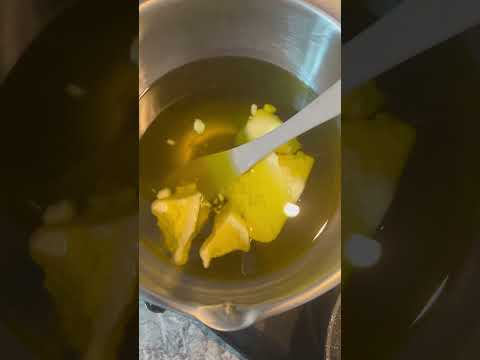 Fabrication artisanale du savon à la réglisse – Découvrez les étapes de création de notre savon 100% naturel, saponifié à froid. Enrichi en réglisse, ce savon éclaircissant hydrate la peau et atténue les taches brunes. Une recette authentique et un savoir-faire artisanal pour une peau douce et lumineuse.