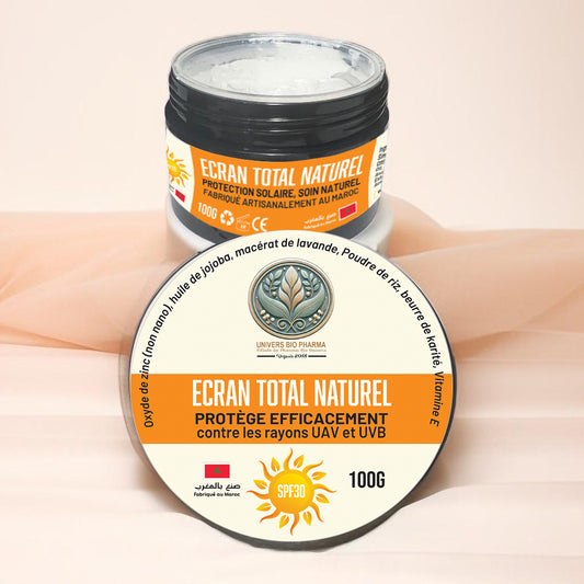 Texture légère et hydratante de l'écran solaire naturel SPF 30 sur peau.